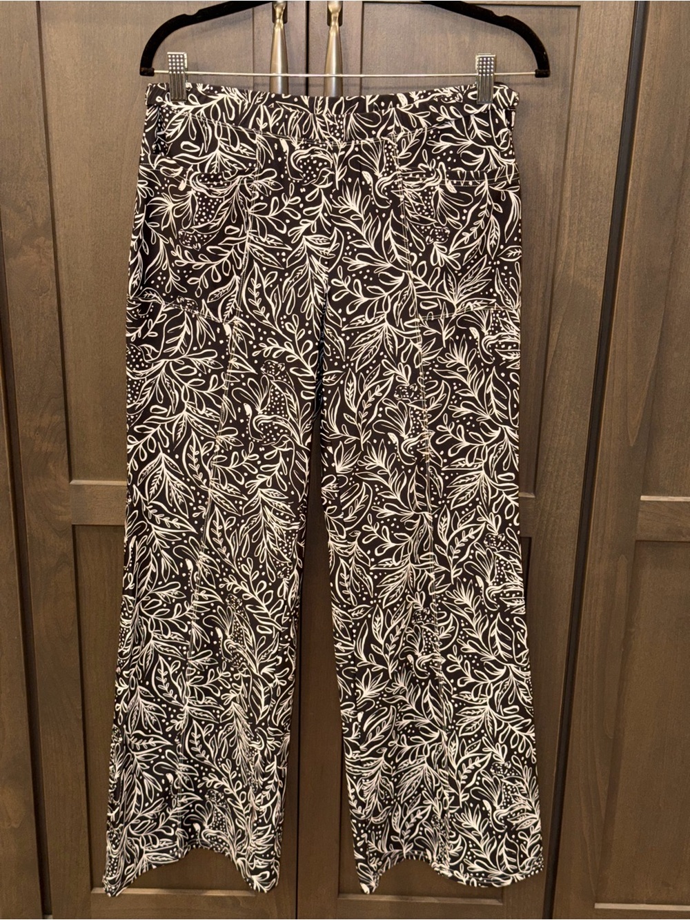 Aryeh Black & White Leaf-Print Wide Leg Pants Size M Like New